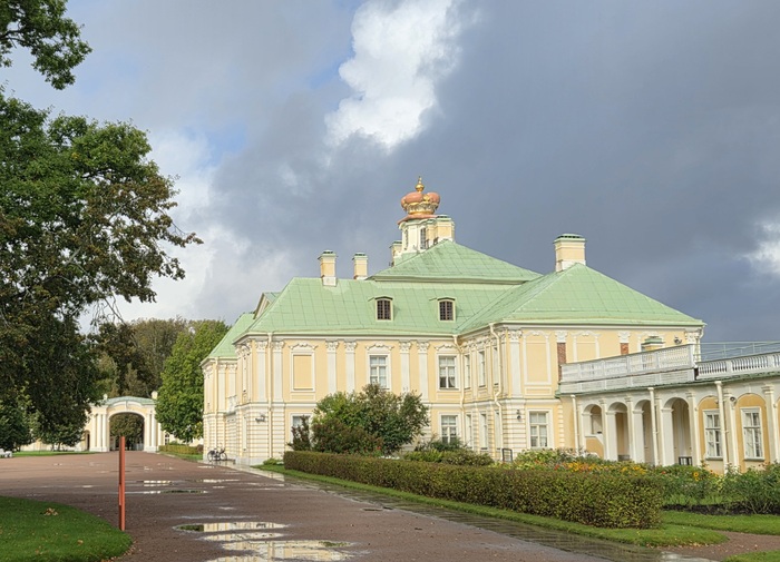 Дворец Меньшикова, в который мы НЕ попали (все остальное работает, а во дворце - выходной)