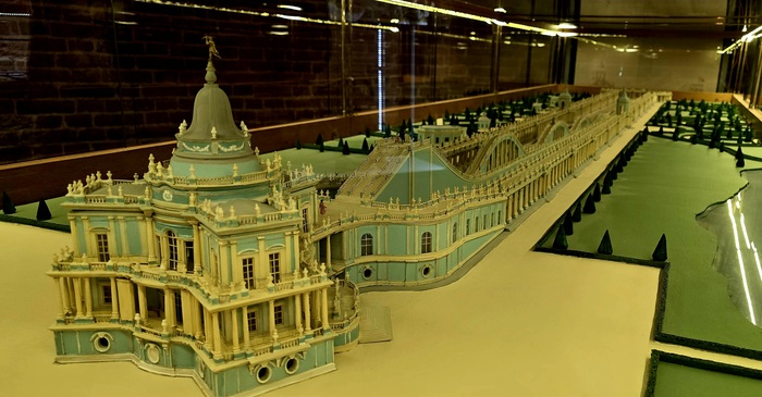 Примерно с высоты третьего этажа в тележке типа санки, закрепленной на рельсах, можно было с ветерком съехать в парк и неспеша вернуться обратно по крытой галерее, пока слуги лебедкой тянули тележку наверх по соседнему пути.