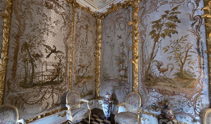 Стеклярусный кабинет - стены украшены панно, вышитыми золотым шелком и стеклярусом (вид стеклянного бисера). На солнце все это еще и блестит (фотографии не передают...)