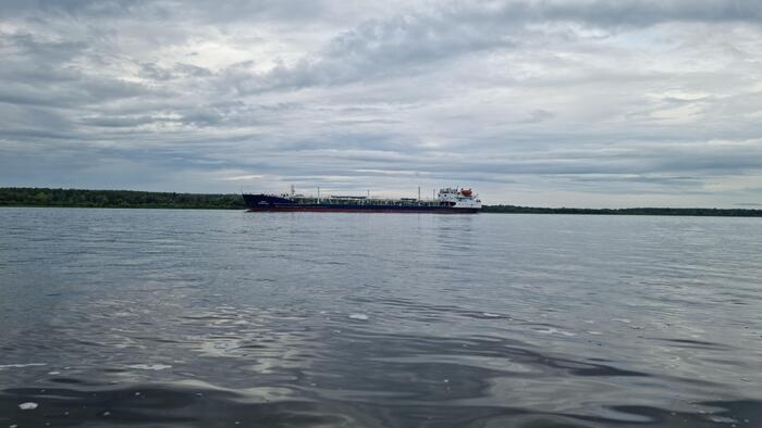 Навстречу идет грузовик-тяжеловес. От его волны моя “водная процедура” могла бы повториться.