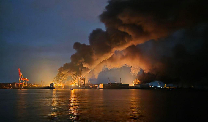 <a href="https://pikabu.ru/story/yenergovoyna_13270383?u=https%3A%2F%2Frg.ru%2F2025%2F10%2F09%2Fpoiavilos-panoramnoe-foto-goriashchego-porta-v-chernomorske-posle-udara-geranej.html&t=%D0%9F%D0%BE%D1%80%D1%82%20%D0%B2%20%D1%80%D0%B0%D0%B9%D0%BE%D0%BD%D0%B5%20%D0%A7%D0%B5%D1%80%D0%BD%D0%BE%D0%BC%D0%BE%D1%80%D1%81%D0%BA%D0%B0%20%D0%9E%D0%B4%D0%B5%D1%81%D1%81%D0%BA%D0%BE%D0%B9%20%D0%BE%D0%B1%D0%BB%D0%B0%D1%81%D1%82%D0%B8&h=36e2a7c70f906ea367af9bfb96d33d0f9411ecc6" title="https://rg.ru/2025/10/09/poiavilos-panoramnoe-foto-goriashchego-porta-v-chernomorske-posle-udara-ger..." target="_blank" rel="nofollow noopener">Порт в районе Черноморска Одесской области</a>