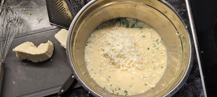 Натираю много сыра. Добавляю творог