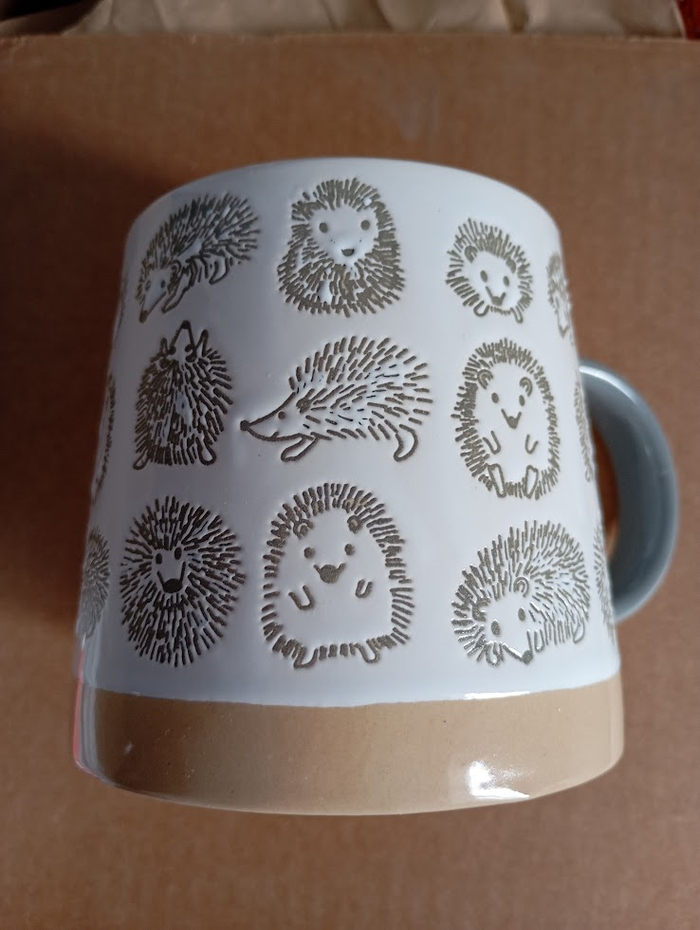 Стайка ежиков на кружке тихо тырила ватрушки...