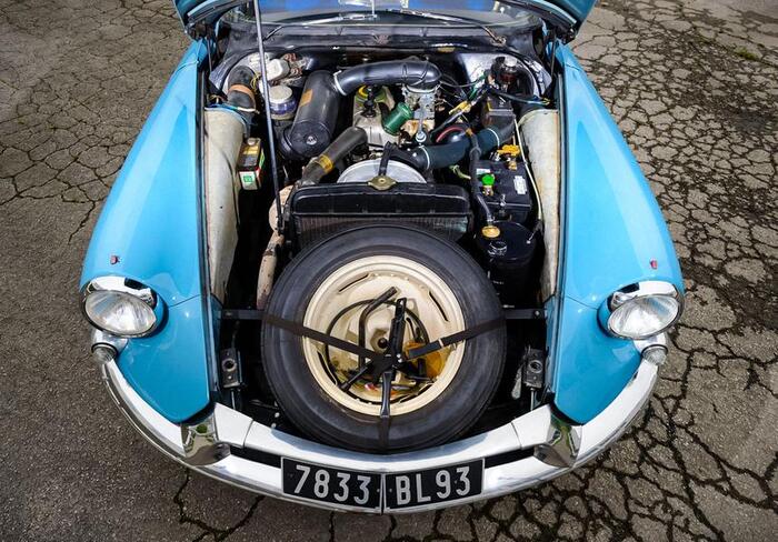 Капот аллигаторного типа открывал отличный доступ к запаске DS