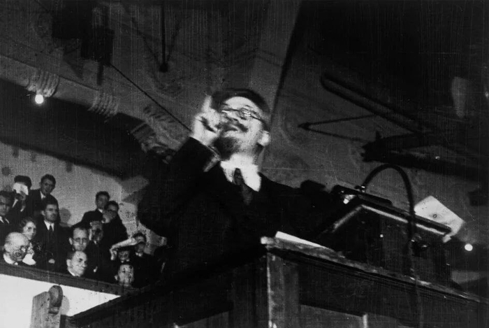 11 октября 1922 года Лев Троцкий призвал советскую молодежь «грызть гранит науки»