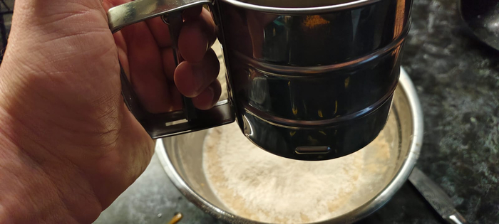 Добавляю ещё сахару и соль, добавляю масла. Просеиваю в миску с опарой муку