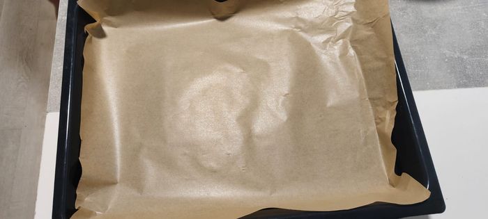 Застилаю пергаментом противень