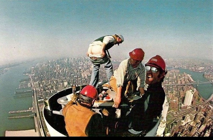 Строители во время установки антенны на крыше Всемирного торгового центра в Нью-Йорке. США, 1978 г