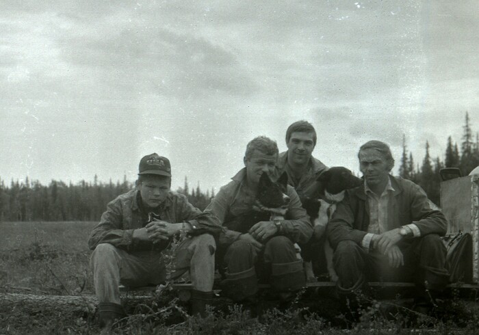 Перед вылетом домой. Грустный Лёшка, Колька с Володей Власковым и две Володины лайки: Джек и Ойка.