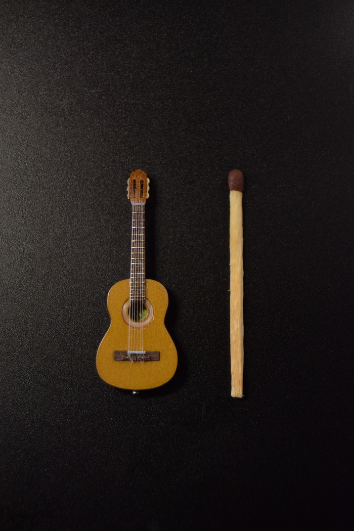 Гитара размером со спичку!