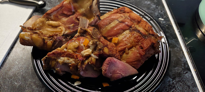 Через 20 минут мясо вылавливаю а бульон процеживаю через сито. В бульон закидываю горох вариться. Ещё на 20 минут