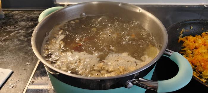 Как только пена перестает выходить из мяса всыпаю коренья и специи. Варю ещё 20 минут