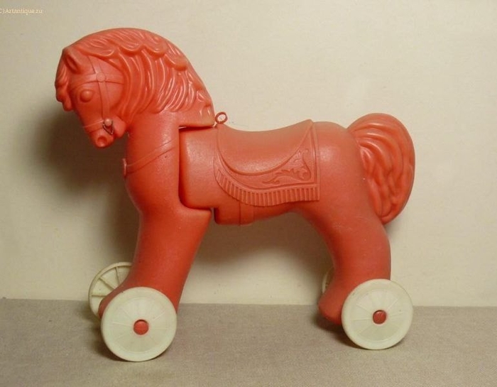 Пластмассовая игрушка красного цвета на 4-х колёсиках. На этой лошадке выросло не одно поколение советских детей. Помните, заезды по длинным коридорам коммунальных квартир?