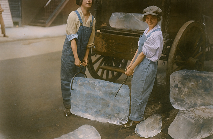 Девушки доставляют лёд, 1918
