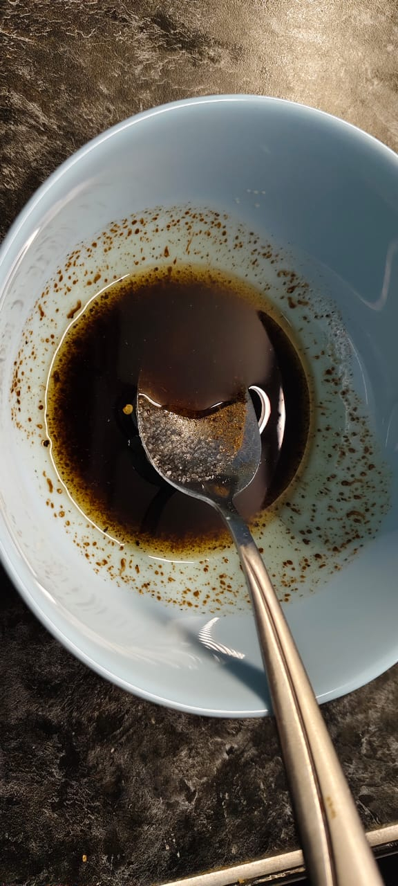 Пока курица жарится делаю соус. Смешиваю оливковое масло, бальзамический соус, мёд, соль и перец.