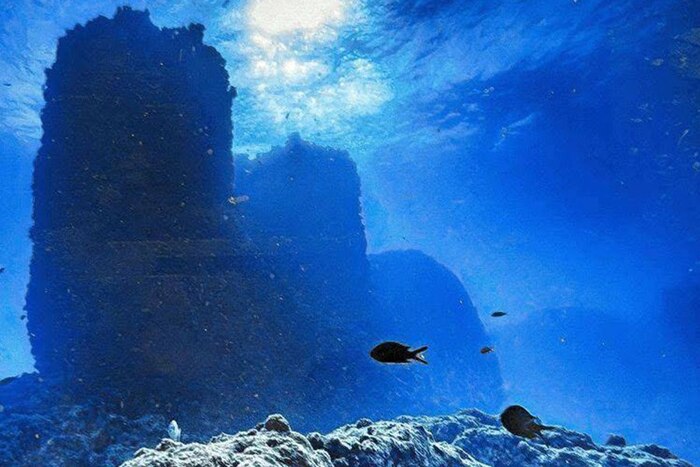 Подводные остатки гавани в акватории порта.