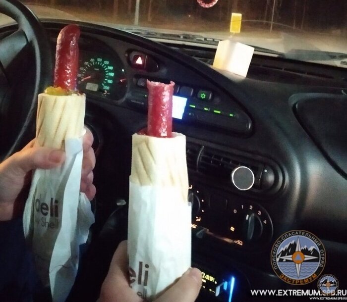 Чем питаются спасатели? Сосисками и кофе.