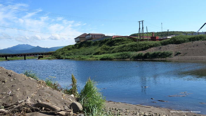 Остров Итуруп, река Курилка и одинокая гагара посреди русла.