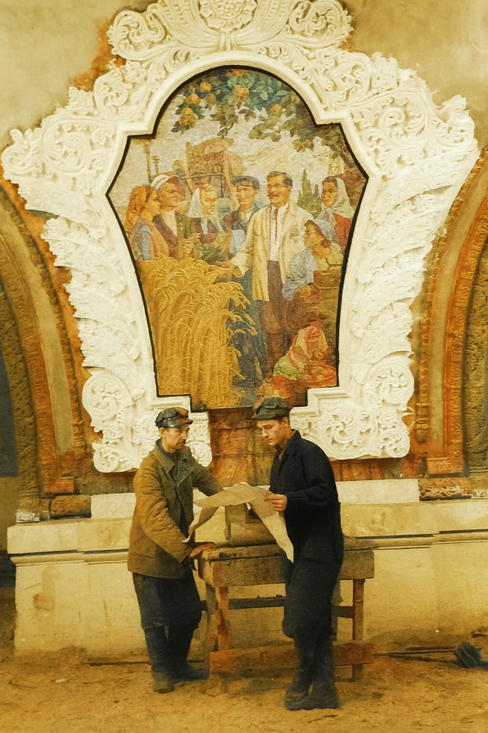 Начальник участка Е. И. Соломатин и бригадир И. С. Ширенко проверяют установку мозаичного панно, 19 декабря 1953, Хухлаев Валентин Константинович