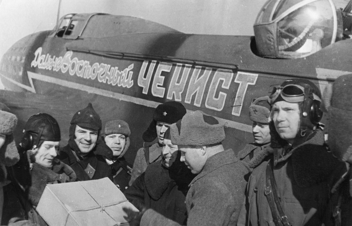 Передача бомбардировщика Ил-4 эскадрильи «Дальневосточный чекист» экипажу 444-го дальнего бомбардировочного авиационного полка