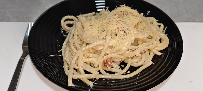 Выкладываю на тарелку и посыпаю тёртым сыром. Это вкусно!