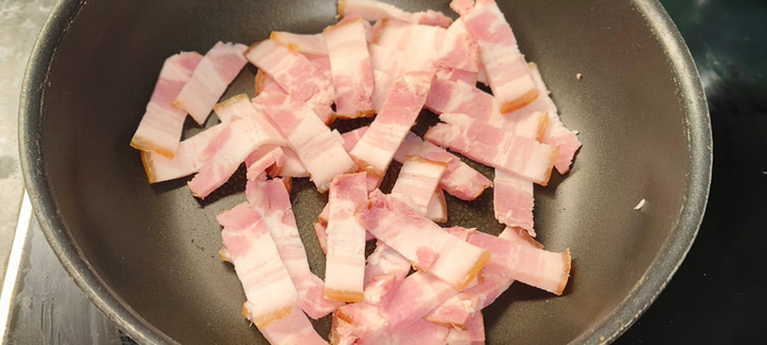 Нарезаю грудинку. Крупно. Я так люблю. Начинаю обжаривать. Ставлю воду для спагетти кипятиться