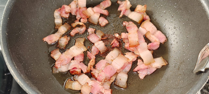 Как только жир начал вытапливаться закинул ещё чеснок для запаха. Потом вынул.