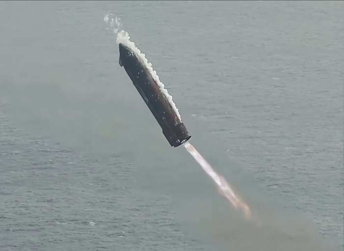 Виден шлейф, выходящий из района нижней части бака окислителя