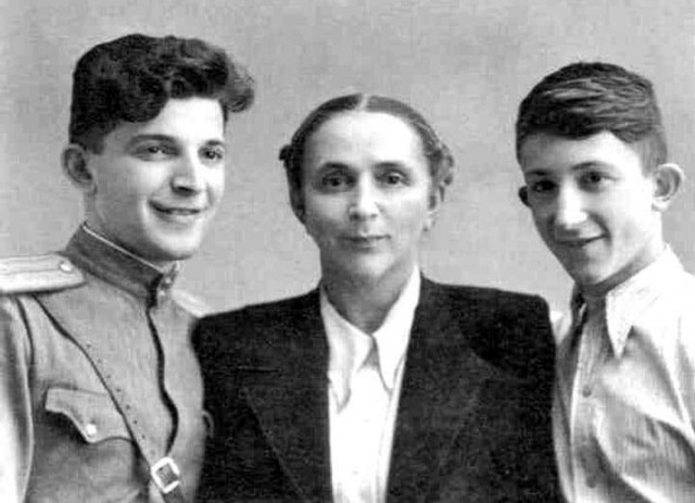 Аркадий и Борис Стругацкие с мамой, 28 августа 1948 года