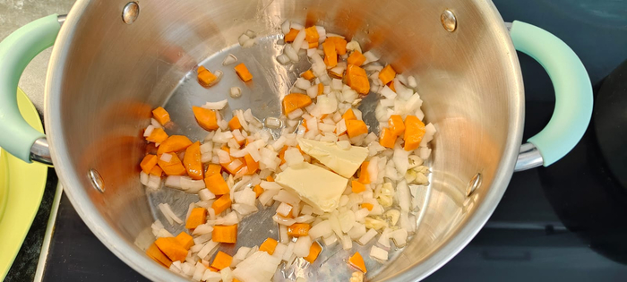 Лук, чеснок и морковь нарезаю кубиком и обжариваю на смеси растительного и сливочного масла прямо в кастрюле, в которой буду готовить суп.