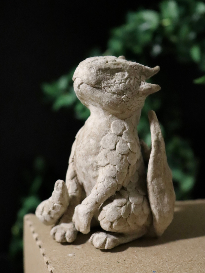 Цвет папье-маше, ещё до грунтовки и росписи. Потом будет выглядеть как совсем другой дракон. Не только людям цвет волос меняет кардинально внешность))