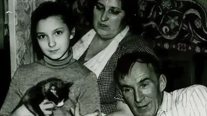 Олеся Железняк в детстве с родителями