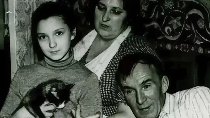 Олеся Железняк в детстве с родителями