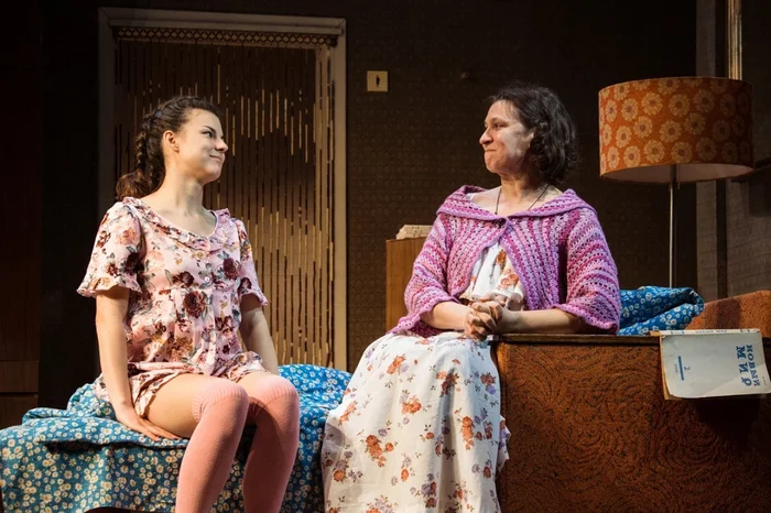 На сцене театра