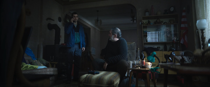 Вполне приличное помещение оформлено в кадре так, что ощущается совсем неприличным.