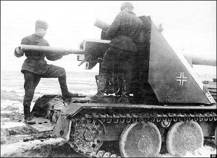 Советские военные ведут огонь из трофейного Ваффентрагера