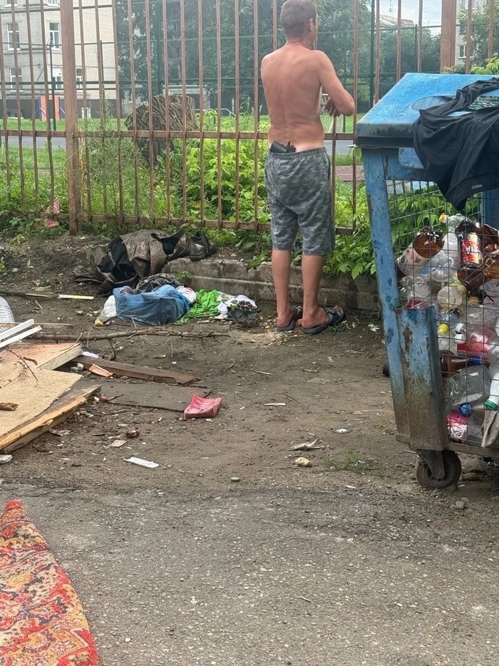 Мусорку охраняет...