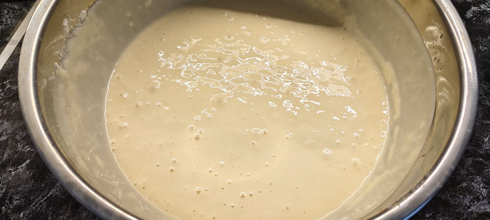 Даю постоять 10 минут. Сода должна вступить в реакцию с кефиром