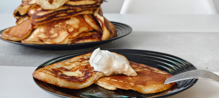Выкладываю на тарелку. Добавляю сметану.