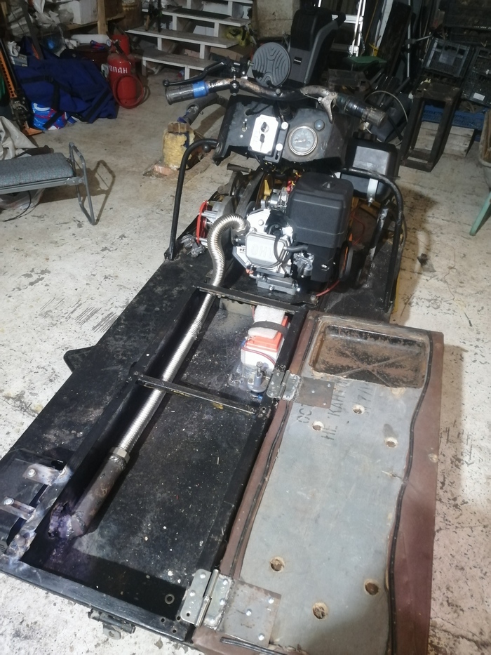 Примерно так. Сверху одел трубку свернутую из листа паронита и из жестянки сделан отсек для этой трубы. Жестянка горячая, но не сильно, под нагрузкой градусов 50, рука с трудом держит. Паронит жутко вонял, с неделю примерно :)