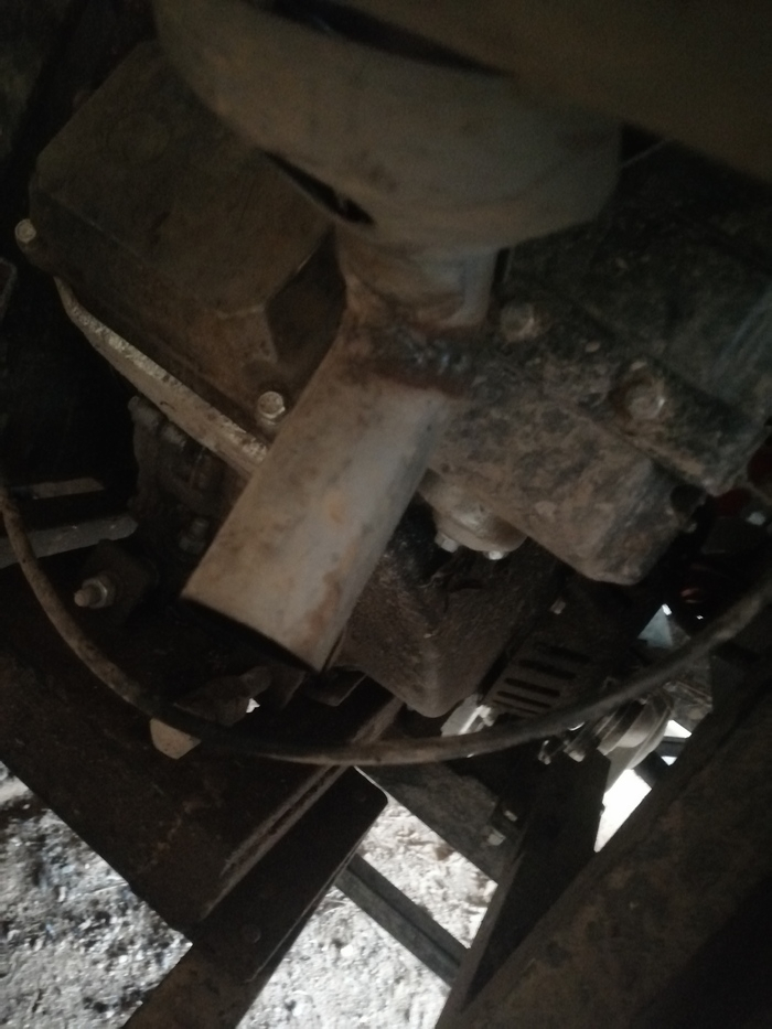 Вообще, у глушителя Оки две переделки. Обрезан входной патрубок покороче и развернуто направление выхлопа в сторону (обрезка под 45, разворот, приварка).