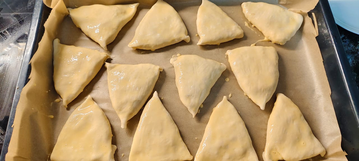 Смазываю яичной смесью самсу