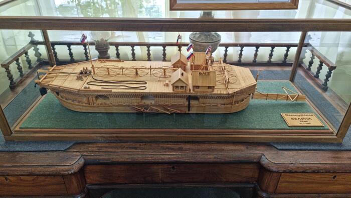 Поднялся на второй этаж, а там — вот такие странные ковчеги.