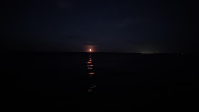 Загадка на ночь: что за огни сияют на горизонте?