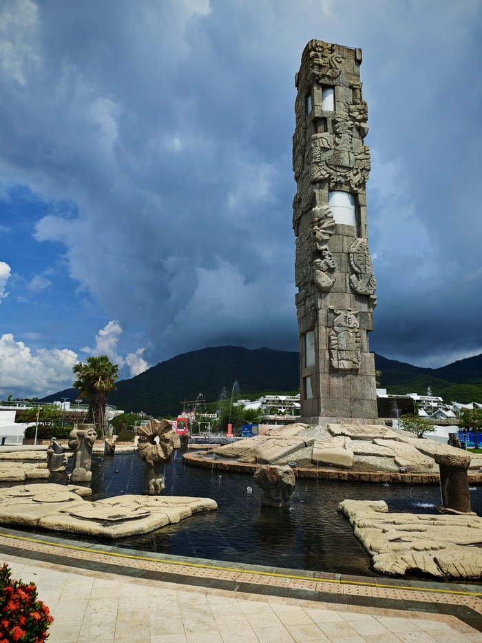 Стела на центральной площади бухты Ялонг.