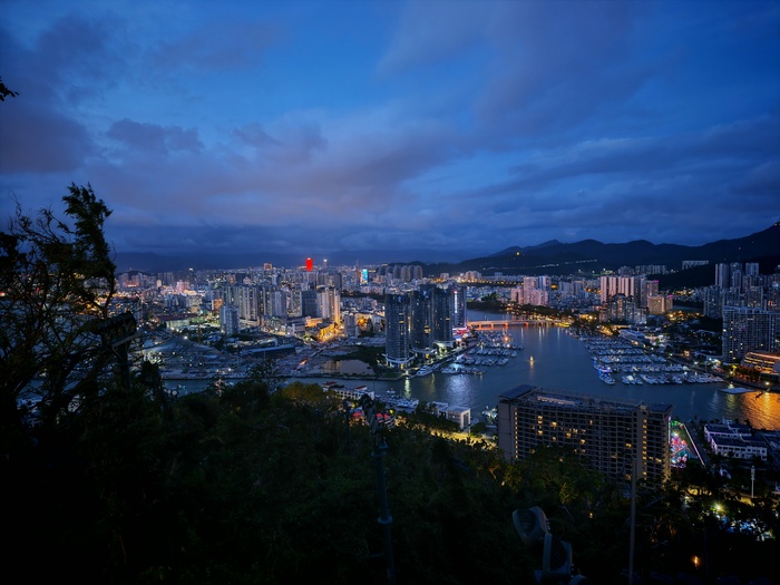 Ночная Санья. Вид из парка Олень повернул голову