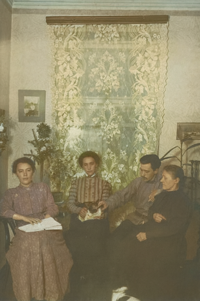 Неизвестный автор. Семейный портрет, 1910 – 1917 гг.