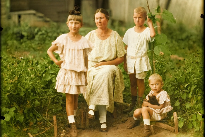 В. Корбут. Женщина с детьми. 1920-е годы