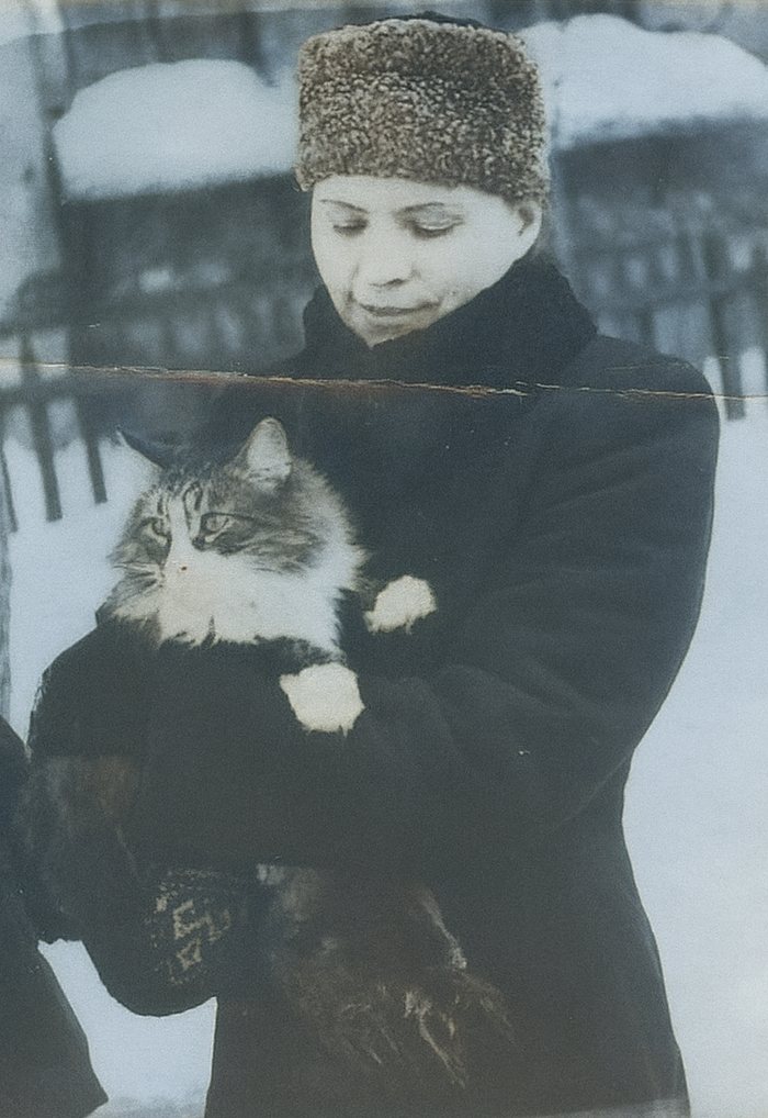 Неизвестный автор. Женщина с кошкой. 1930-е годы.