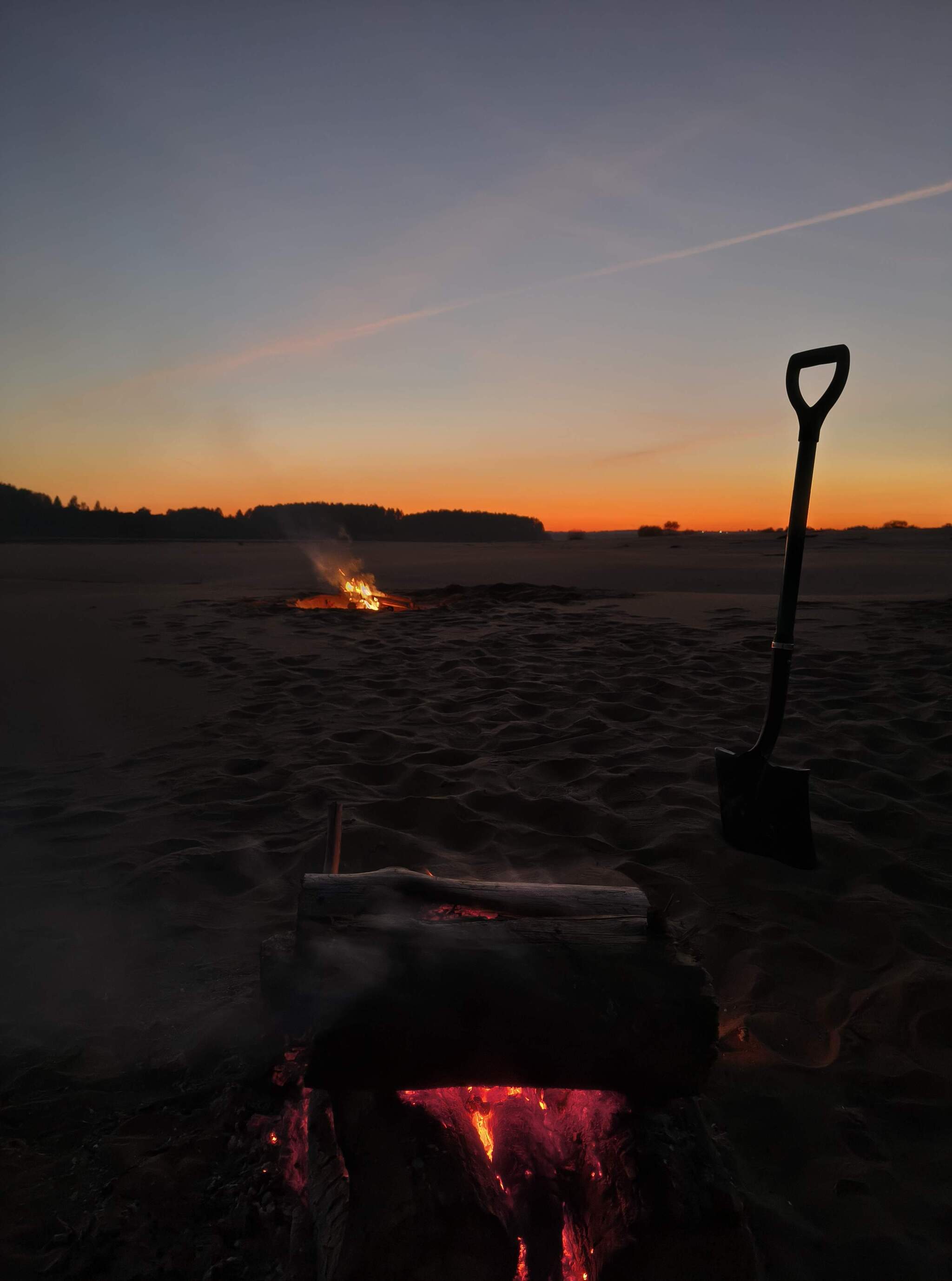 Reply to the post I just want to share a photo I found in my archive - My, Bonfire, Its own atmosphere, Cosiness, Hot coals, Komi, Syktyvkar, Nature, Relaxation, Night, Polar Lights, Camping, Video, Video VK, Short videos, Vertical video, Reply to post, Longpost, A wave of posts